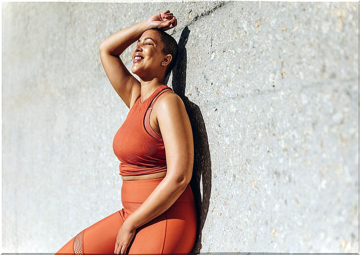 Woman leaning on the wall