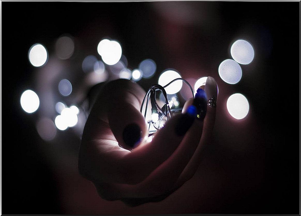 Hand with lights symbolizing the relationship between cerebellum and divergent thinking