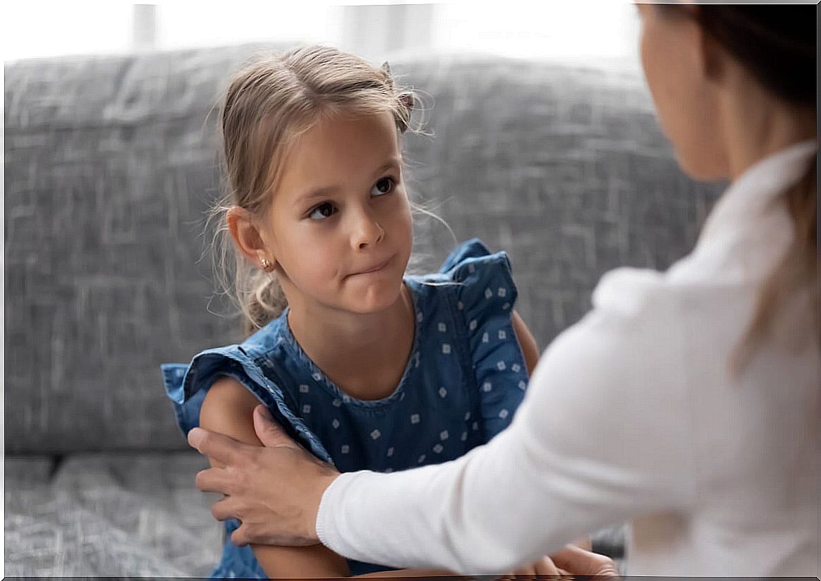 Mother talking to her little daughter symbolizing how to praise someone in the right way