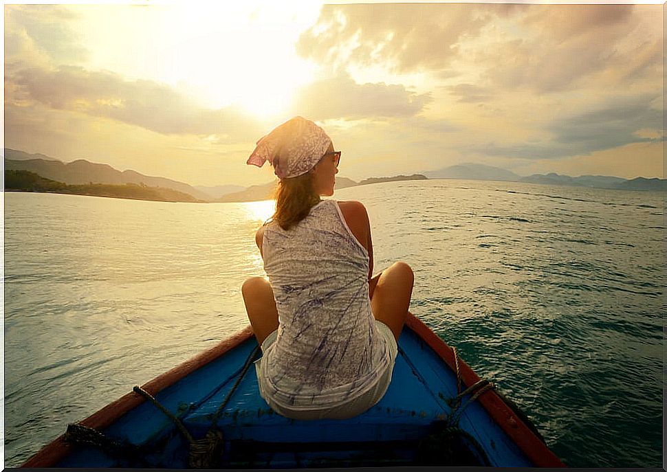 Woman traveling by boat symbolizing the fact that traveling improves your brain health